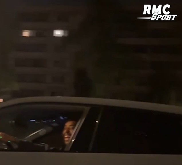 巴尔科拉开改装兰博基尼被球迷偶遇在巴黎环城公路 巴尔科拉开改装兰博基尼被球迷偶遇在巴黎环城公路