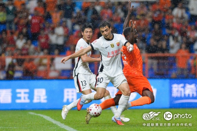 VAR两度介入无效 海港客场2-2遭云端南玉昆逼平 VAR两度介入无效 海港客场2-2遭云端南玉昆逼平