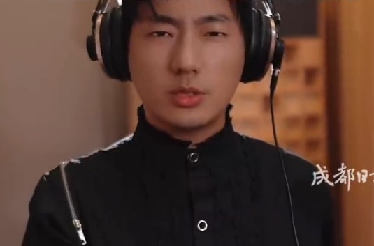 海来阿木为成都蓉城录制《赤血忠魂》 助威曲已全中心上线 海来阿木为成都蓉城录制《赤血忠魂》 助威曲已全中心上线
