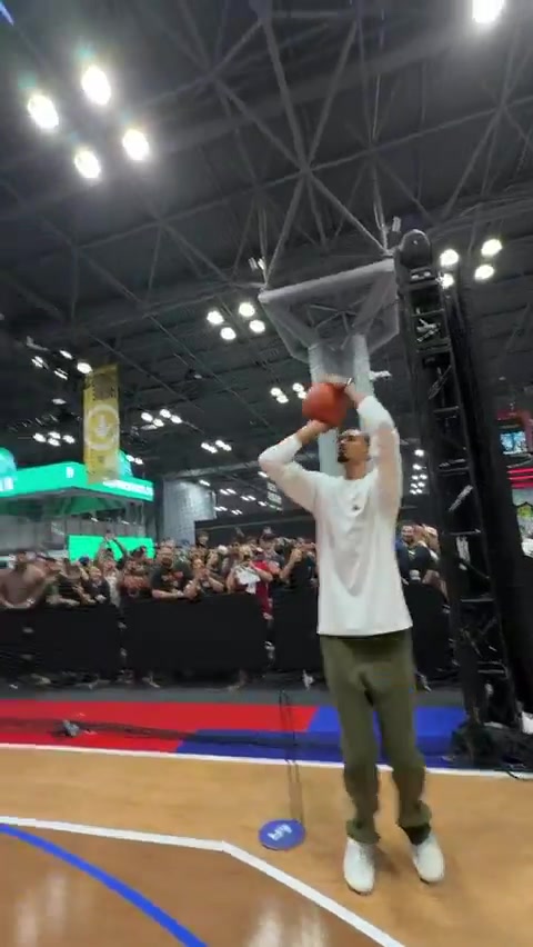 文班亚马活动秀投篮:三分5中5,Logo shot差之毫厘 文班亚马活动秀投篮:三分5中5,Logo shot差之毫厘