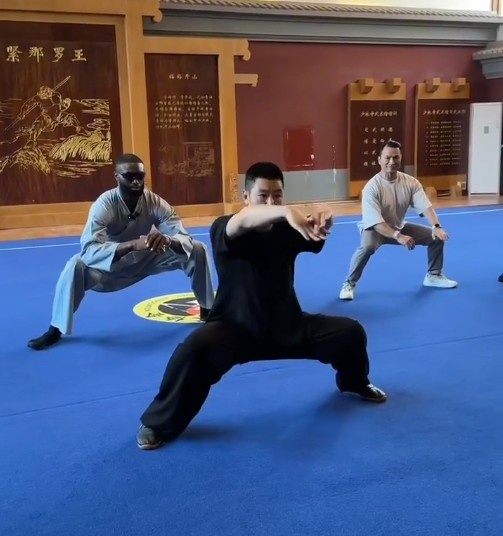 布朗少林寺习武:效仿文班亚马?