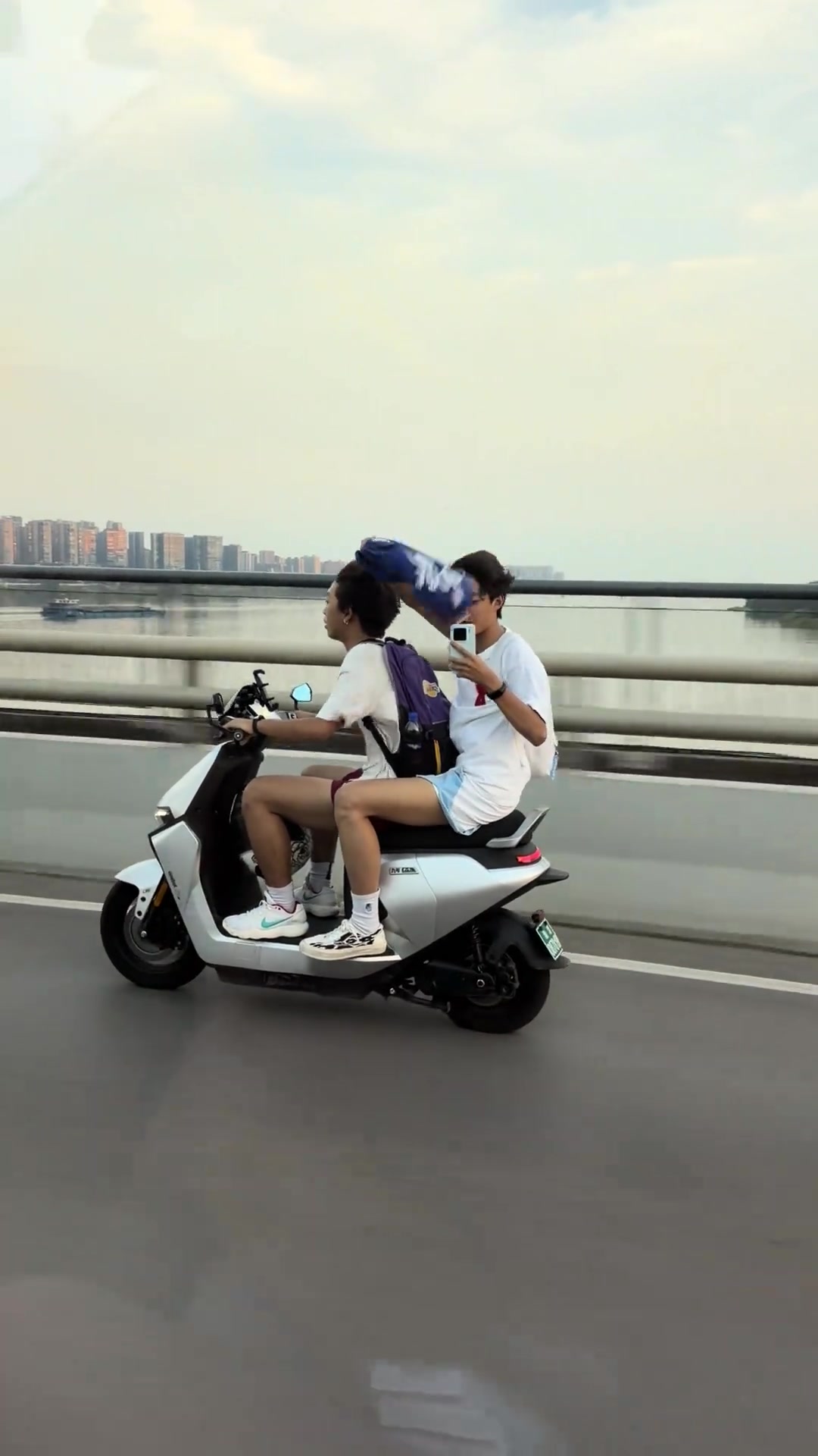 保罗·乔治遭中国球迷电动车追车：至少戴个头盔