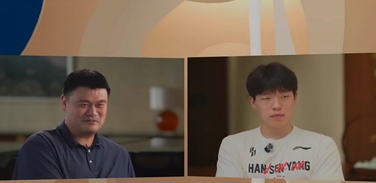 杨瀚森启蒙教练曝培养内幕:身体素质远逊三大中锋 从后卫打起打磨手段 杨瀚森启蒙教练曝培养内幕:身体素质远逊三大中锋 从后卫打起打磨手段