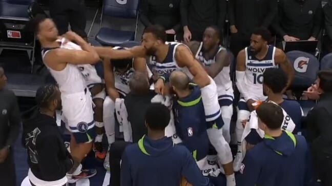 阿德巴约拳击希罗!NBA队友反目史再添新章 阿德巴约拳击希罗!NBA队友反目史再添新章