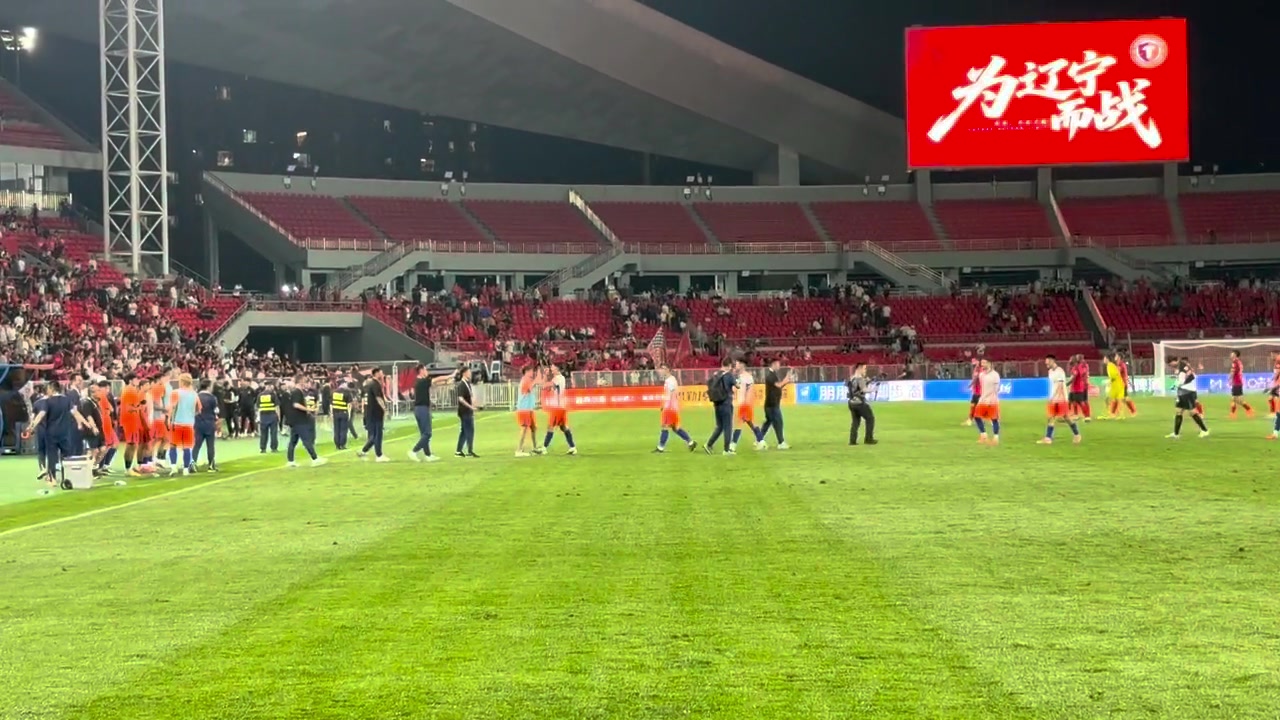 泽卡2射1传,泰山客场5-1横扫辽宁铁人,赛后与远征军互动 泽卡2射1传,泰山客场5-1横扫辽宁铁人,赛后与远征军互动