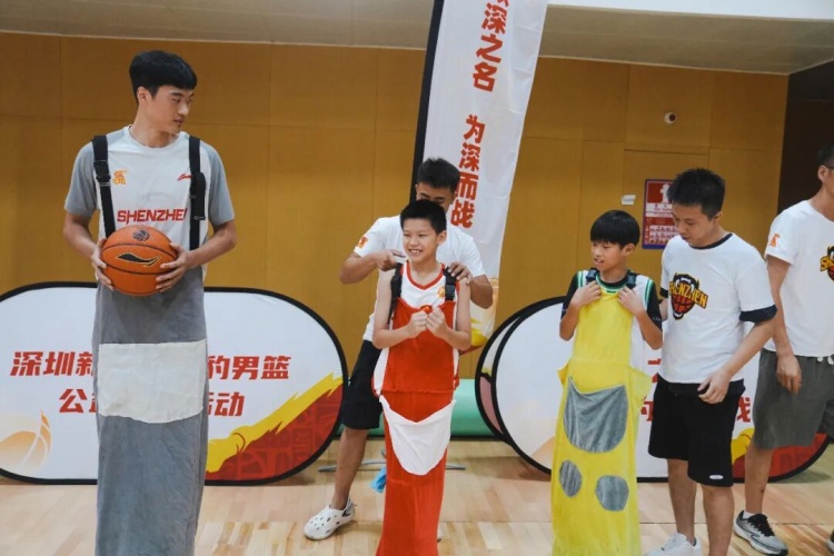 深圳男篮校园行:三名球员现场教学,校女篮此前夺区冠军 深圳男篮校园行:三名球员现场教学,校女篮此前夺区冠军
