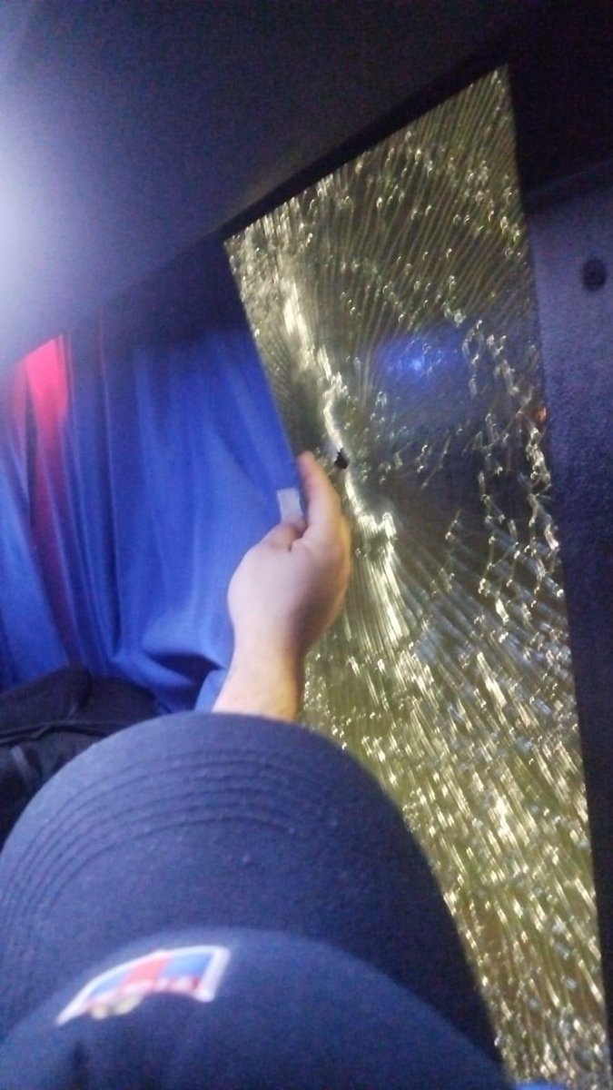 南美杯赛后暴行：老虎竞技球迷大巴遭10枪射击，两人送医