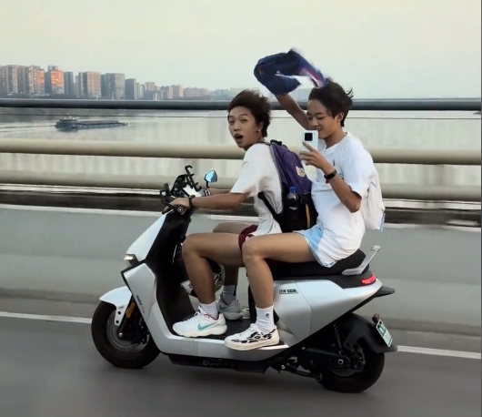 乔治：中国粉丝太疯狂，至少戴个头盔