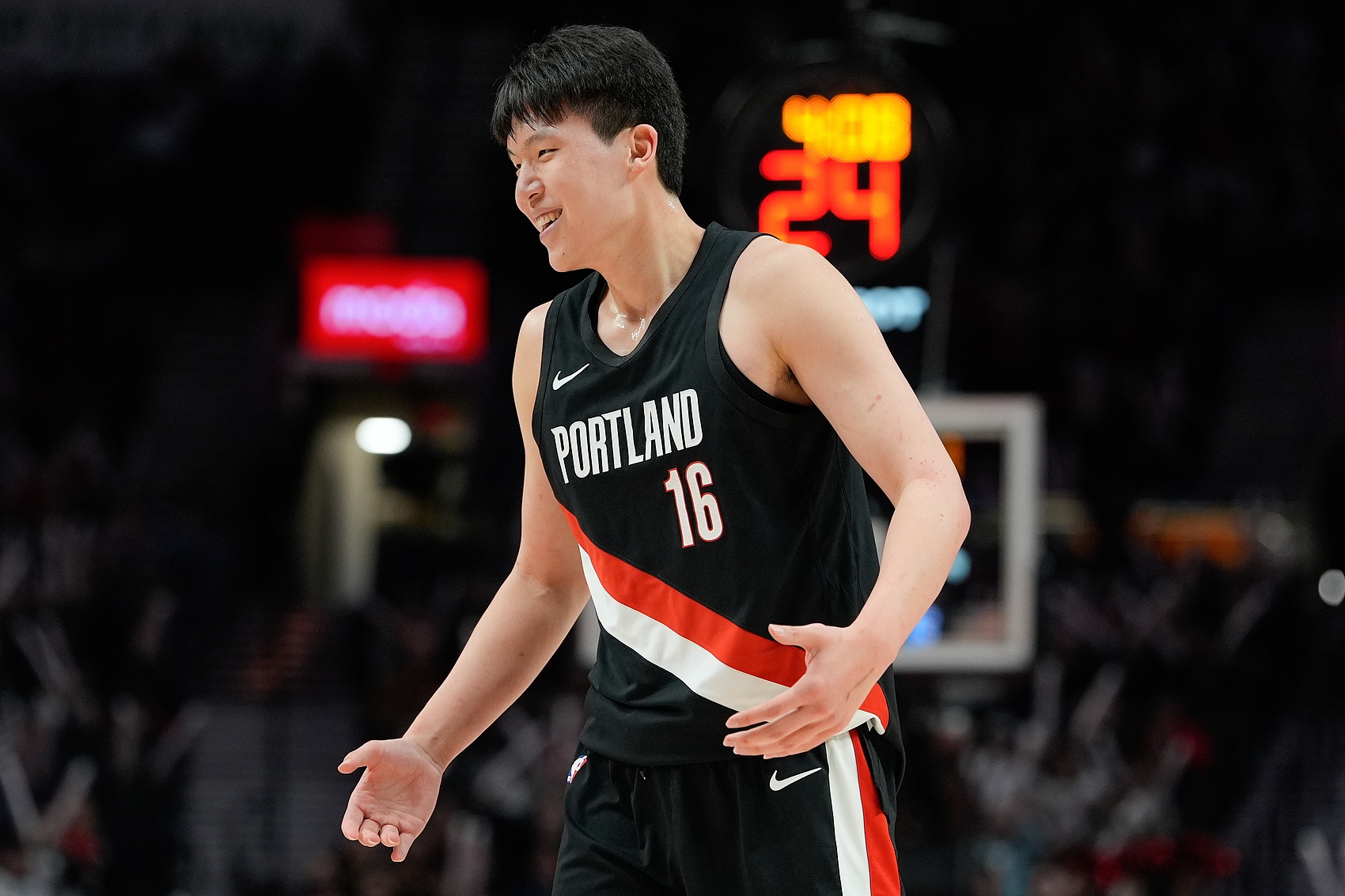 拓媒:杨瀚森需与利拉德莫兰特练默契,霍勒迪打法可借鉴