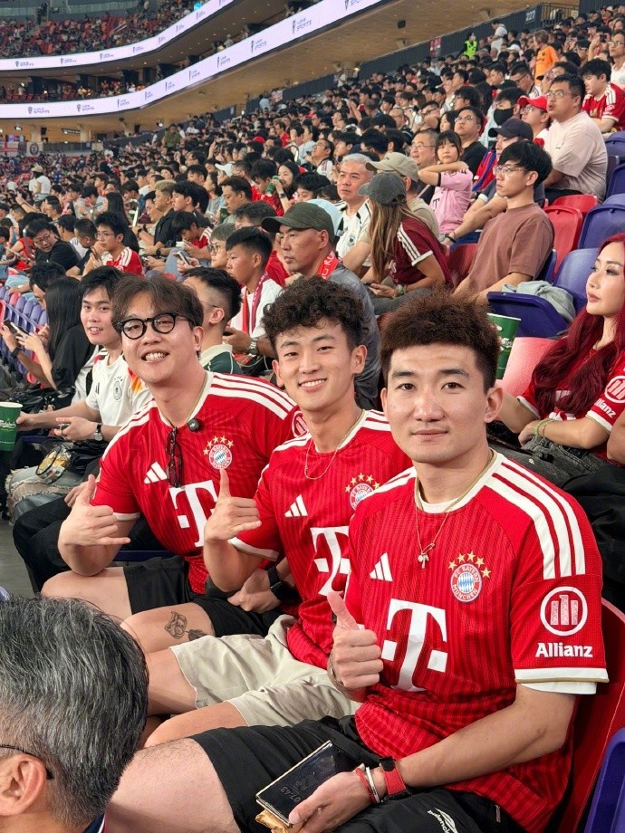 孙铭徽穿莱默尔特别版球衣现身拜仁季前赛