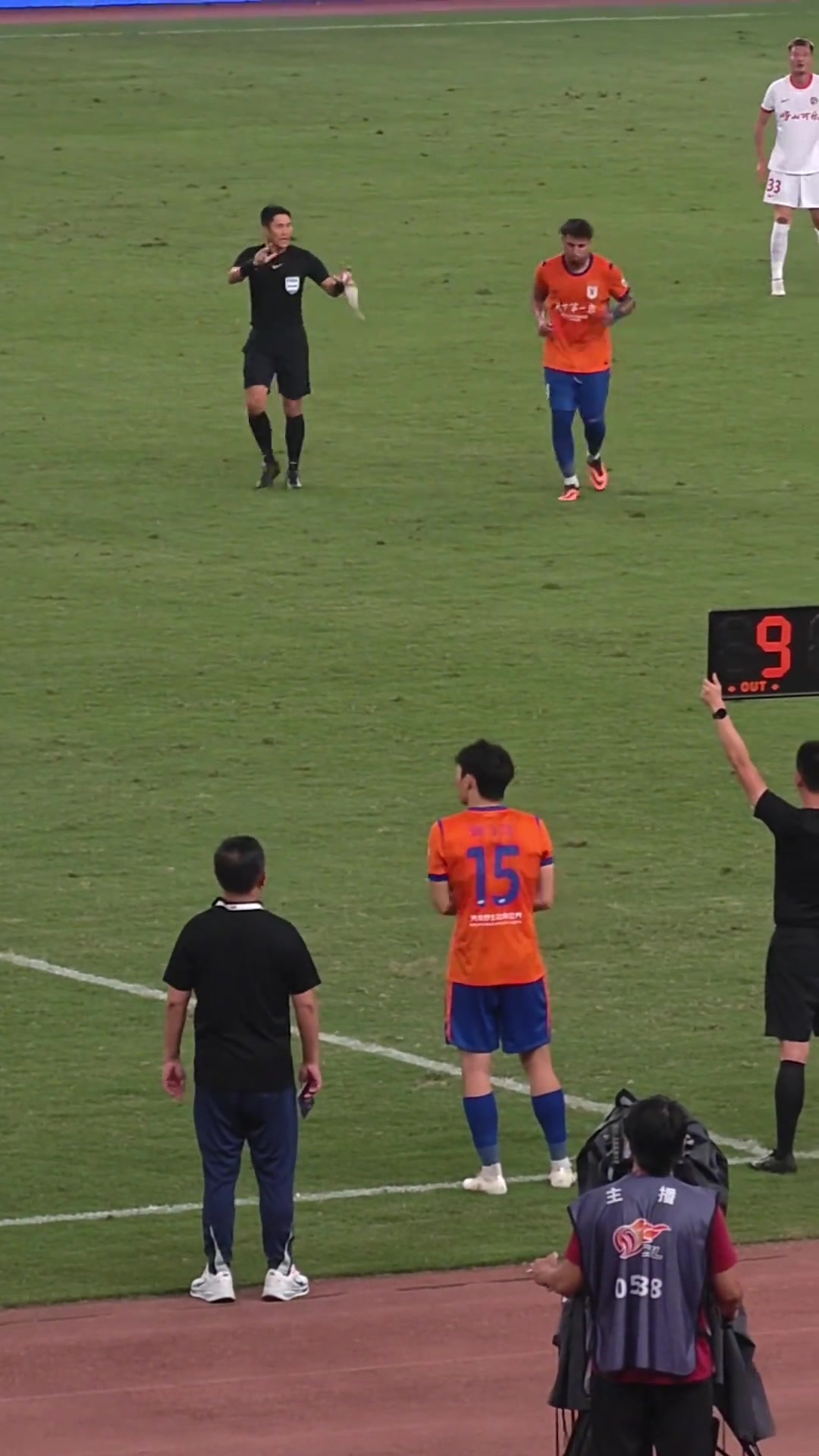 马宁对克雷桑5秒离场倒计时 泰山3-1青岛海牛补时现争议 马宁对克雷桑5秒离场倒计时 泰山3-1青岛海牛补时现争议