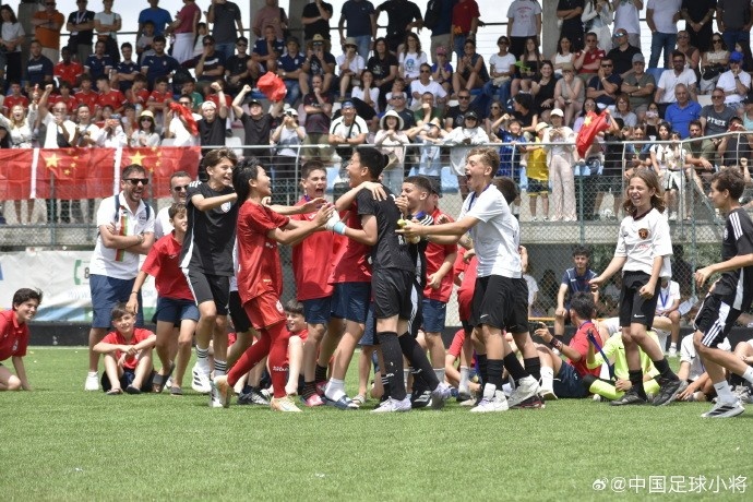 中国足球小将2014队点球擒埃弗顿 捧得SIGISMONDI杯 中国足球小将2014队点球擒埃弗顿 捧得SIGISMONDI杯