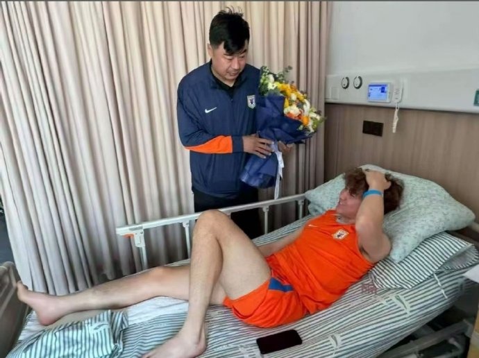 宿茂臻韩鹏赴院探视重伤梯队球员 艾孜海尔胫腓骨骨折 宿茂臻韩鹏赴院探视重伤梯队球员 艾孜海尔胫腓骨骨折