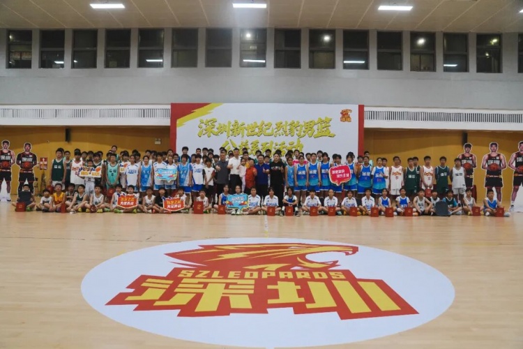 深圳男篮校园行：三名球员现场教学，校女篮此前夺区冠军