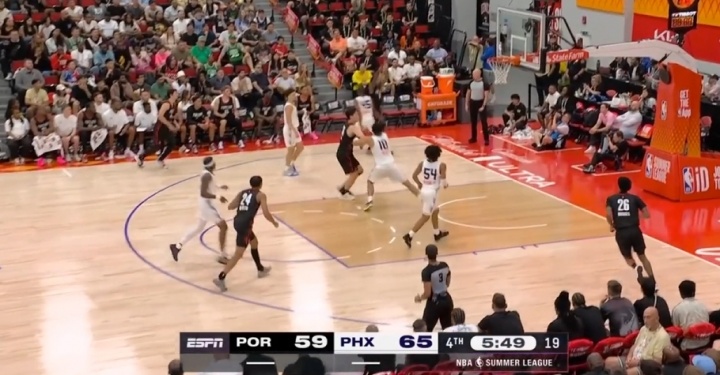 杨瀚森6秒闪电反击：3秒推进+不看人妙传