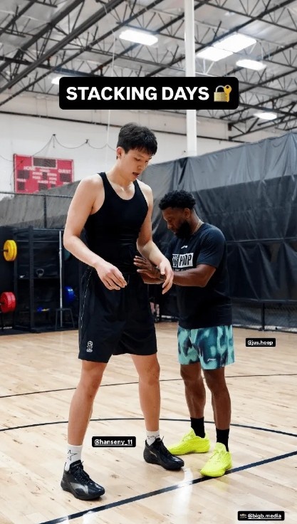 杨瀚森夏联后特训启动，搭档助教韦德詹姆斯的训练师
