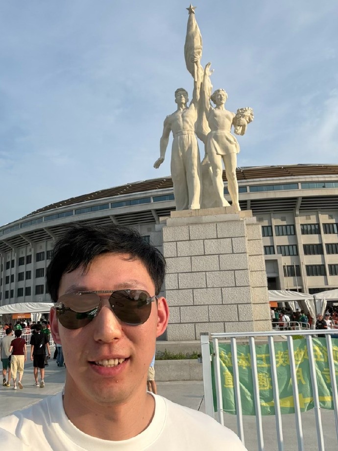 周琦现场观战国安2-0胜泰山 社媒晒图打卡