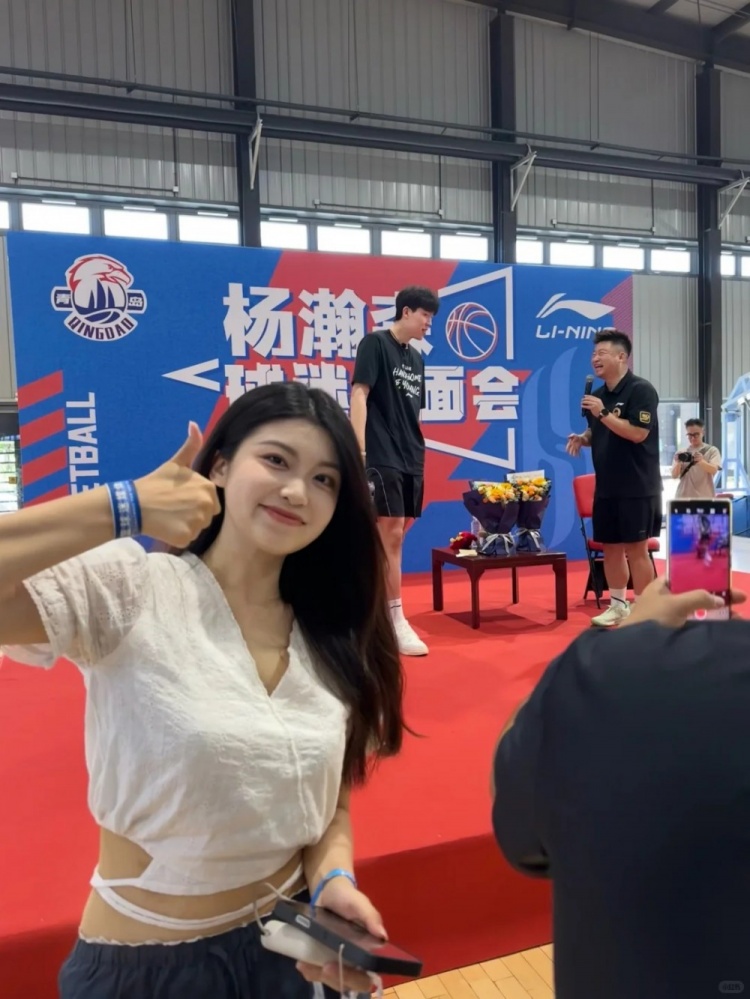 杨瀚森回国偶遇淄博博主 当事人:性格很nice 杨瀚森回国偶遇淄博博主 当事人:性格很nice