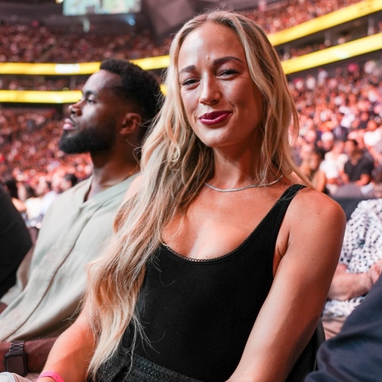 WNBA狂热队坎宁安跨界UFC举牌：赛前8分钟定下，穿黑色紧身衣绕八角笼