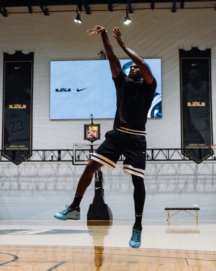 詹姆斯晒LeBron 24上脚训练照:史上最轻正代已量产 詹姆斯晒LeBron 24上脚训练照:史上最轻正代已量产