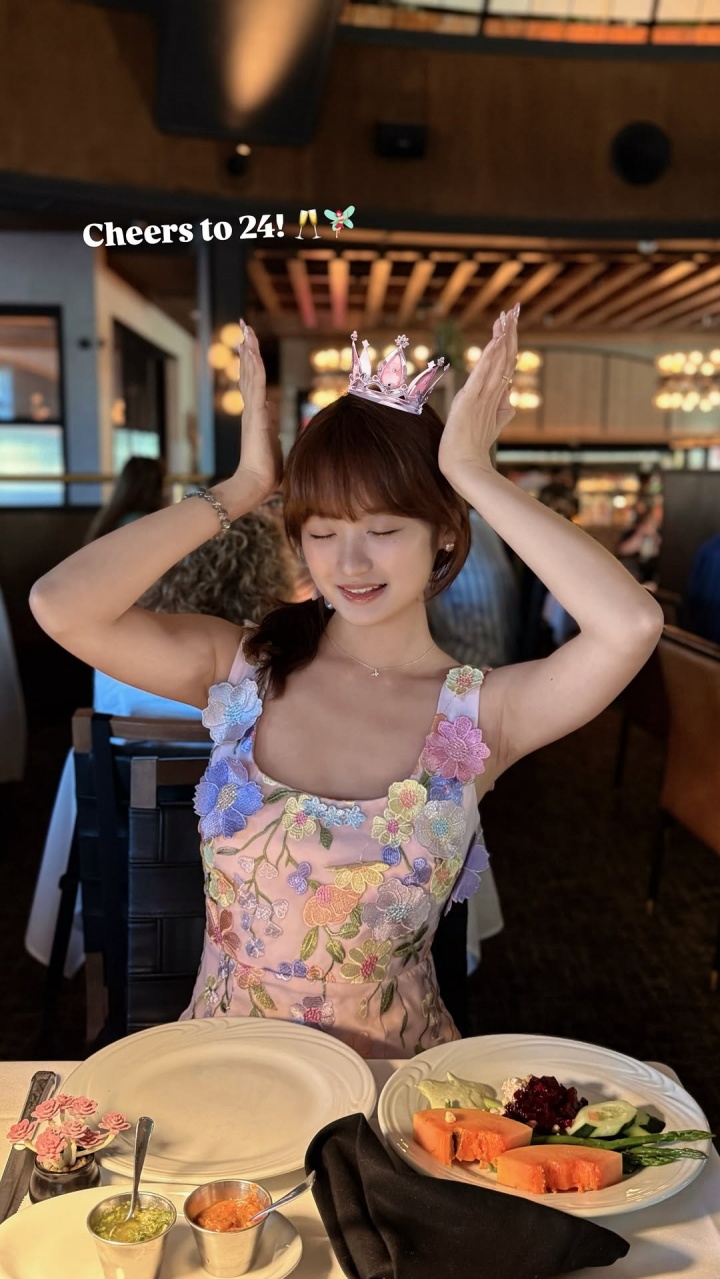 杨瀚森女友24岁生日晒照 女大三