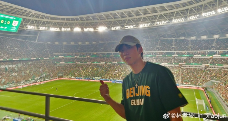 短道速滑名将林孝埈工体看台打卡 晒照‘观赛新体验’