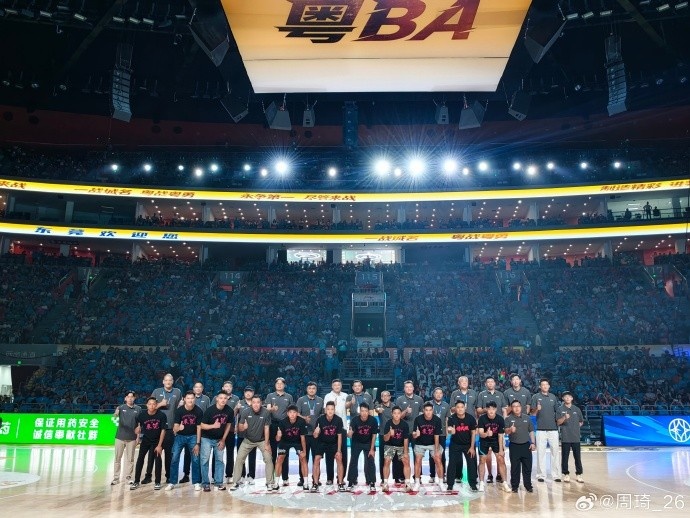 周琦现场观战粤BA总决赛 晒合照配文“粤BA” 周琦现场观战粤BA总决赛 晒合照配文“粤BA”