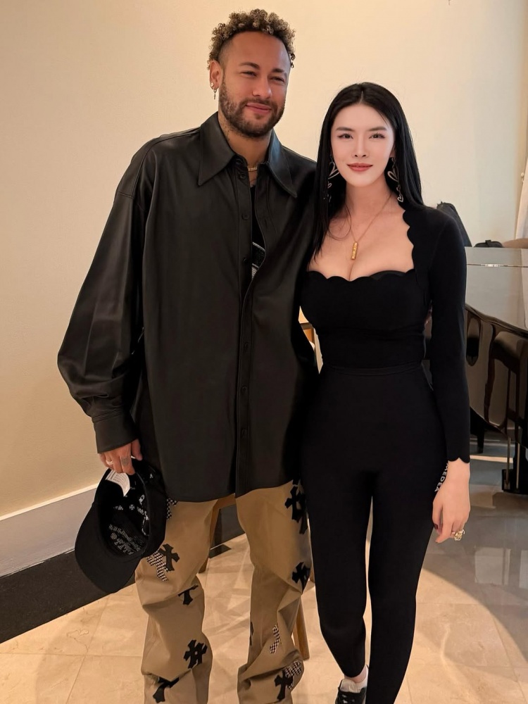 巴特勒与德扑女将布兰妮再同框 此前曾同机出行