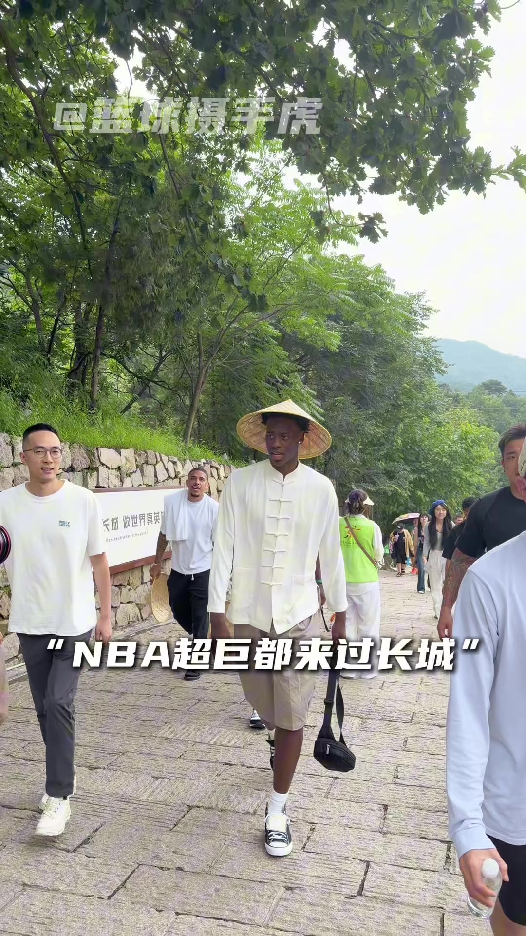 不到长城非状元!迪班萨穿古装登城留名