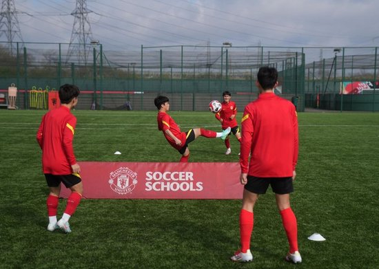 U15国少选拔队英伦三周拉练:曼联青训课程+四场梯队友谊赛 U15国少选拔队英伦三周拉练:曼联青训课程+四场梯队友谊赛