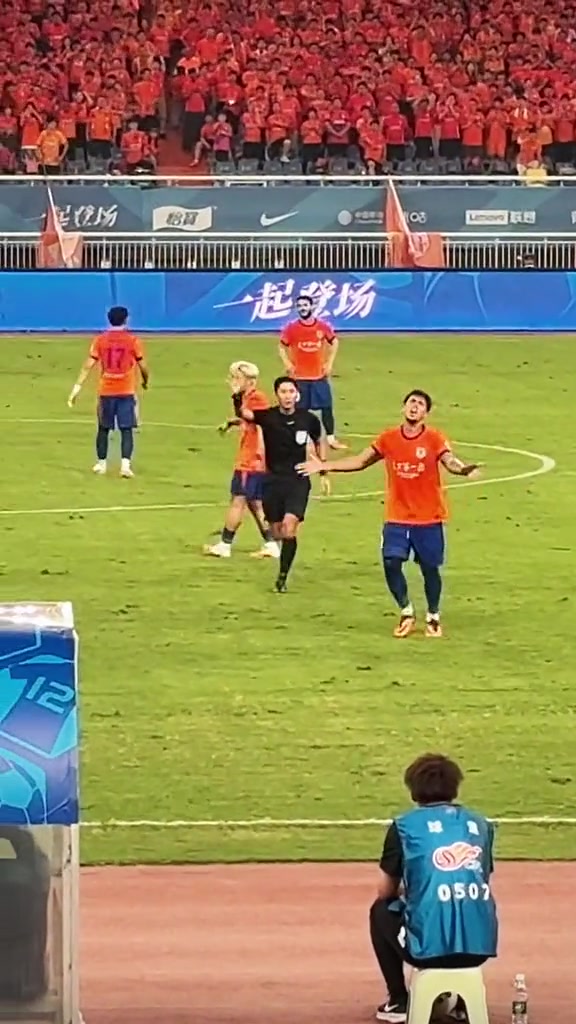 马宁对克雷桑5秒离场倒计时 泰山3-1青岛海牛补时现争议 马宁对克雷桑5秒离场倒计时 泰山3-1青岛海牛补时现争议