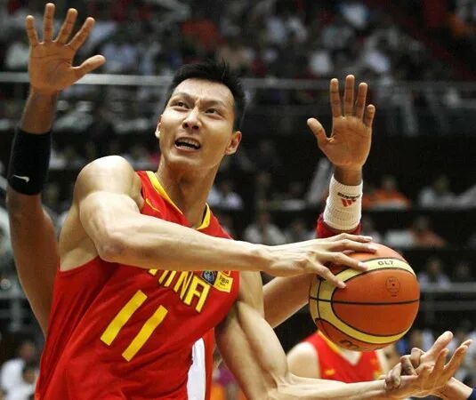 13年前中国男篮耻辱溃败真相：易建联不该背锅 杨纳基斯才是责任人