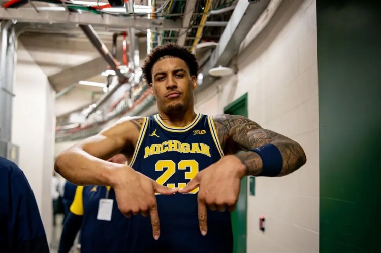 24岁新秀夏联MVP,勇士内部曾因他与老板争吵 24岁新秀夏联MVP,勇士内部曾因他与老板争吵
