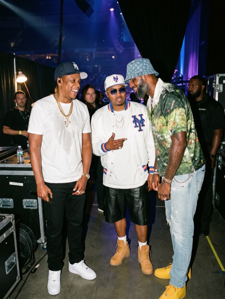 詹姆斯现身Jay-Z30周年演唱会后台 与Jay-Z、Nas同框 詹姆斯现身Jay-Z30周年演唱会后台 与Jay-Z、Nas同框