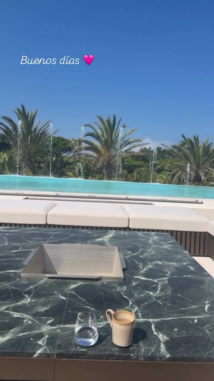 C罗度假晒肌肉！41岁仍保持顶级身体状态