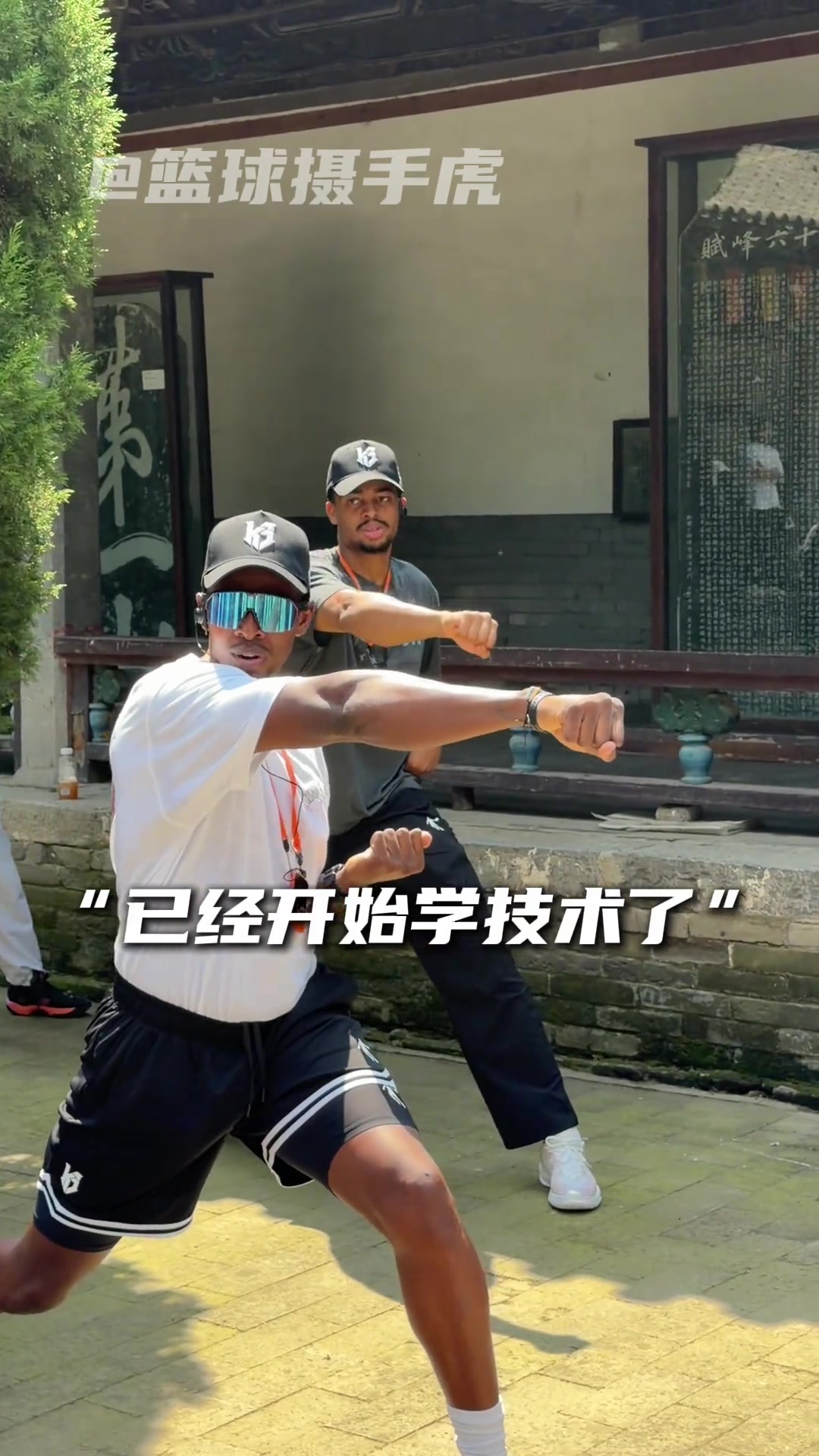 凯尔登·约翰逊少林寺进修获封“凯僧” 凯尔登·约翰逊少林寺进修获封“凯僧”