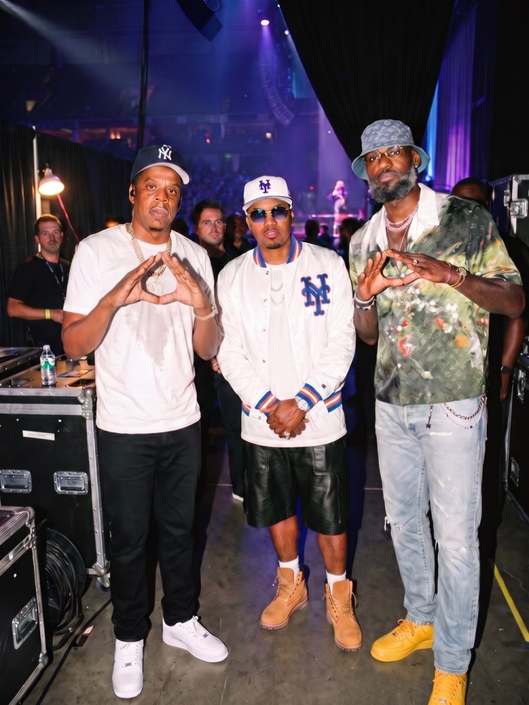 詹姆斯现身Jay-Z30周年演唱会后台 与Jay-Z、Nas同框 詹姆斯现身Jay-Z30周年演唱会后台 与Jay-Z、Nas同框